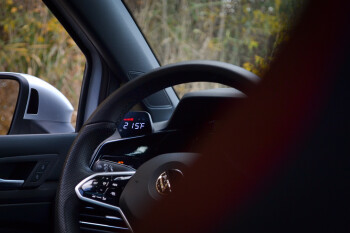 P3 V3 OBD2 - VW Mk8 Display (2020+) LHD, Golf/GTI/Alltrack/TDI, Roter Balken / Weiße Ziffern