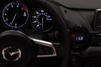 P3 V3 OBD2 - Mazda MX-5 Miata ND (2015-2022) LHD/RHD, vorinstalliert in OEM Lüftungsdüse (Schwarzer Trim)
