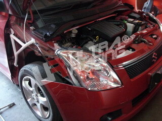 3-Punkt Strebe Radhausversteifung für Suzuki Swift...